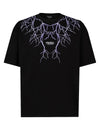 T-Shirt nera con fulmine viola